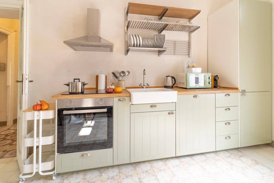 Coffee/tea facilities, Kitchen or kitchenette, oven, stove