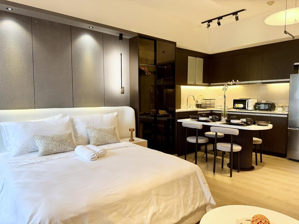 Venice Canal View with Balcony near BGC and Airport 10c Apartment hotel in Makati