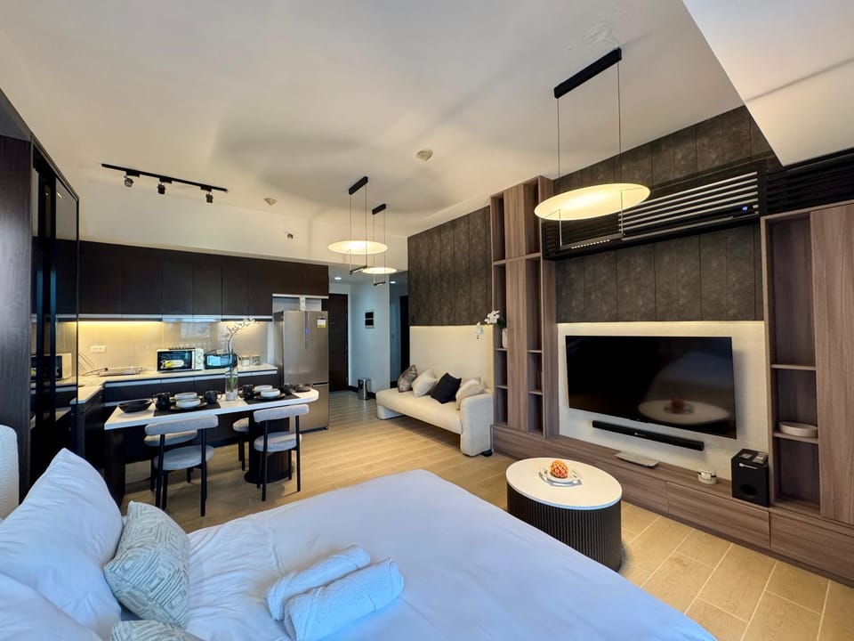 Venice Canal View with Balcony near BGC and Airport 10c Apartment hotel in Makati