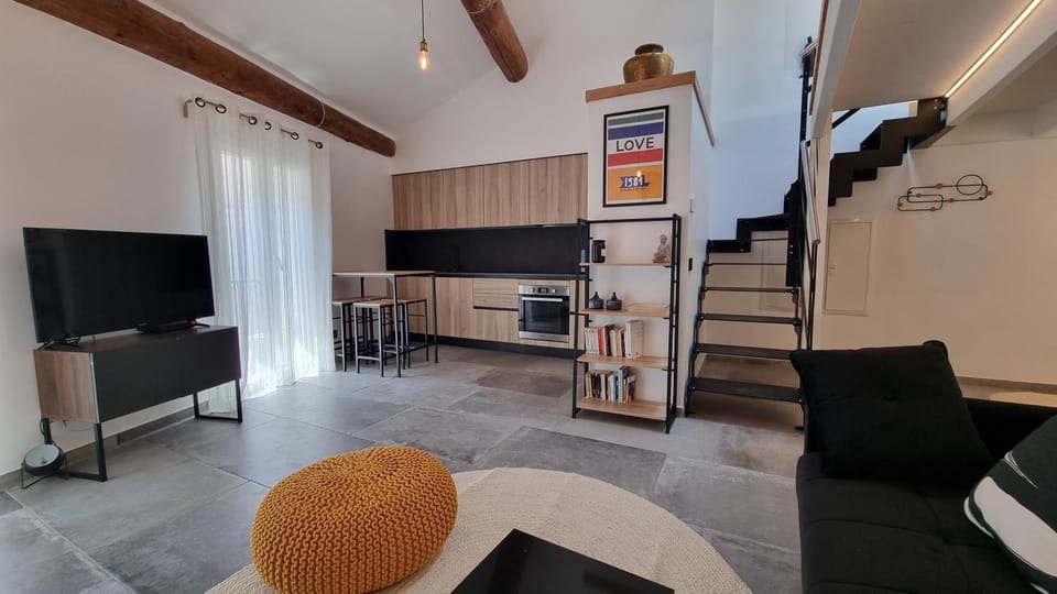 TV and multimedia, Balcony/Terrace, Kitchen or kitchenette, Living room, Seating area, Dining area, oven, stove, air conditioner