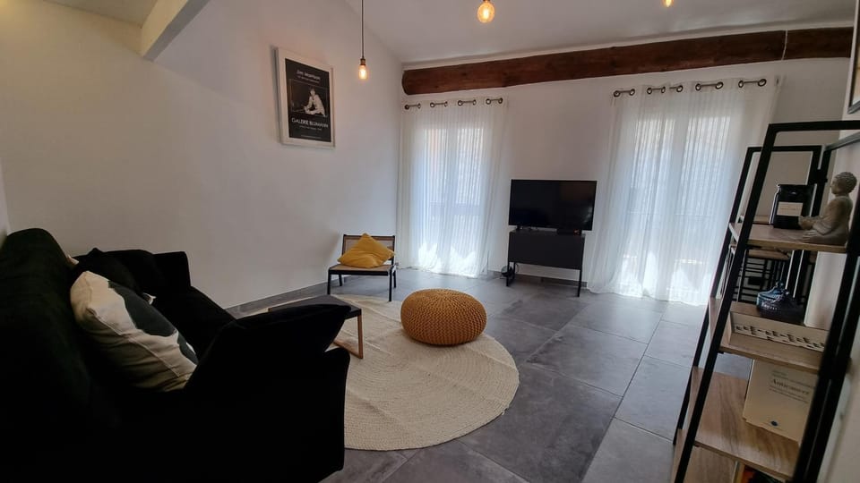 TV and multimedia, Balcony/Terrace, Living room, Seating area, air conditioner
