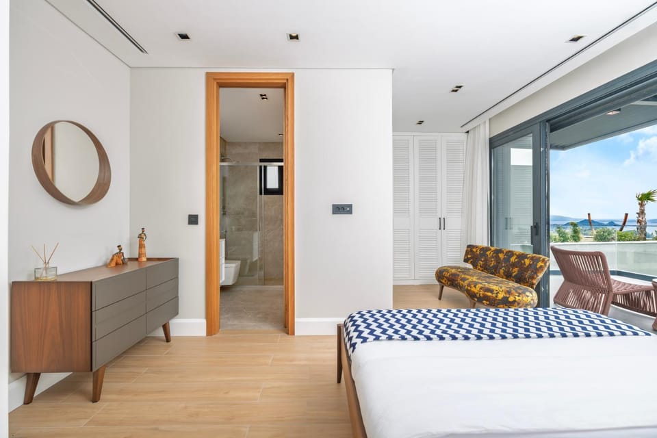 Bathroom, TV and multimedia, Seating area, Bedroom, wardrobe