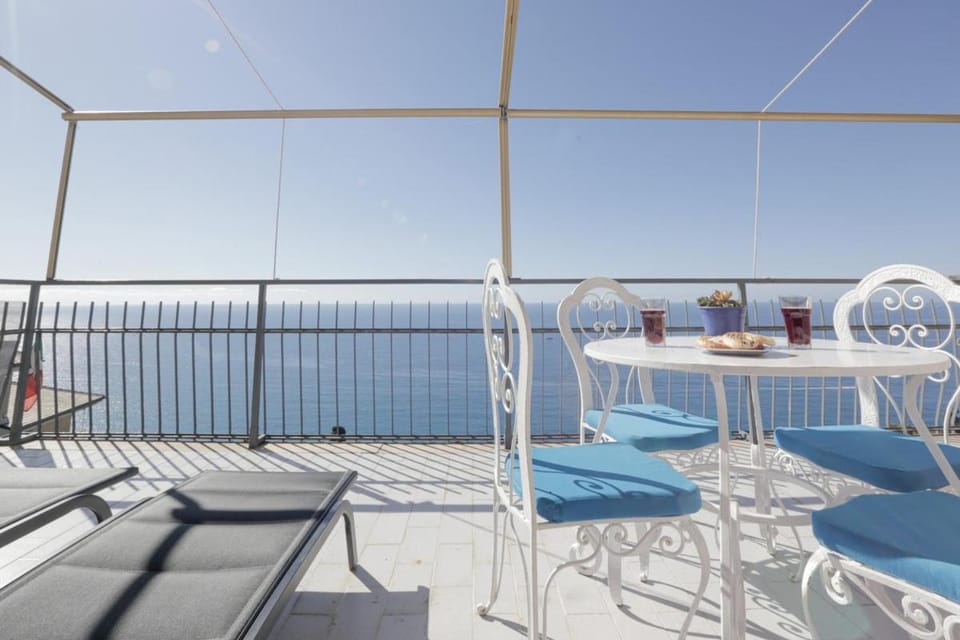 Terrace on the Sea - Garden - Sunbeds - Patio Apartment in Liguria