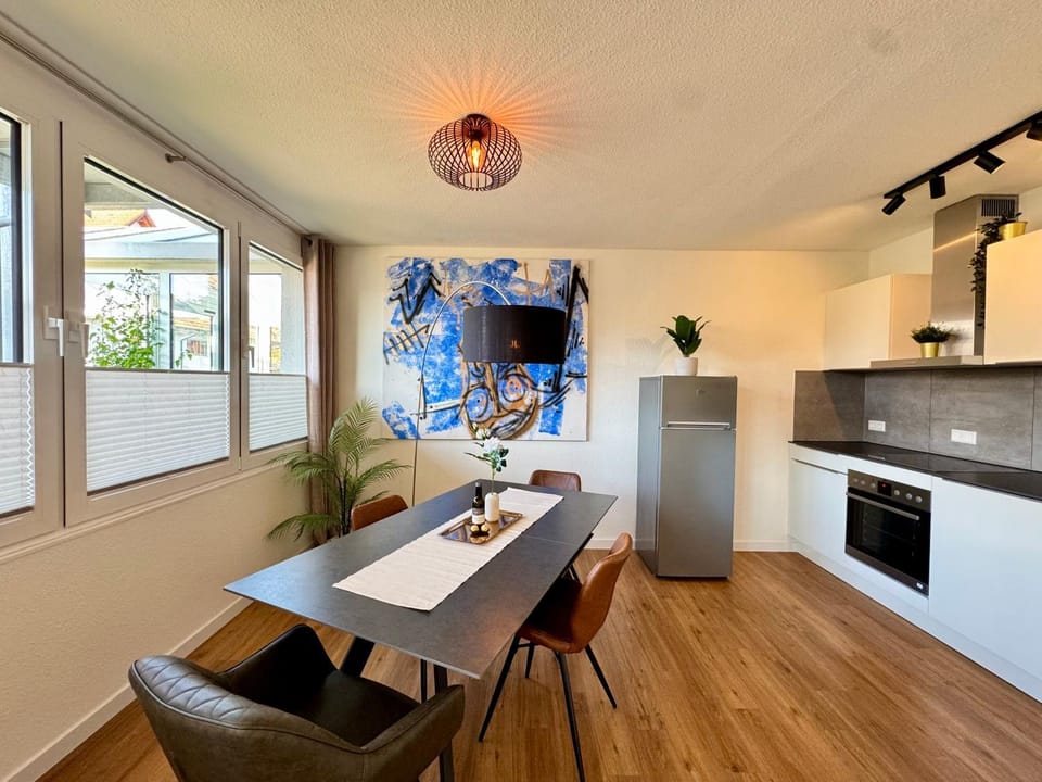 Photo of the whole room, Dining area, kitchen