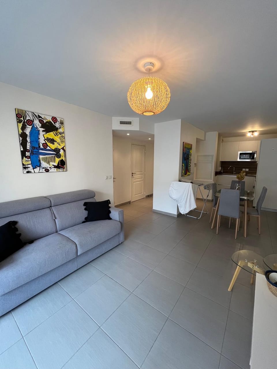 Kitchen or kitchenette, Living room, Seating area, Dining area