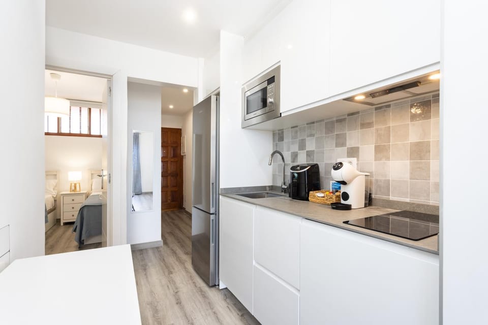 Coffee/tea facilities, Kitchen or kitchenette, Photo of the whole room, microwave, stove, kitchen
