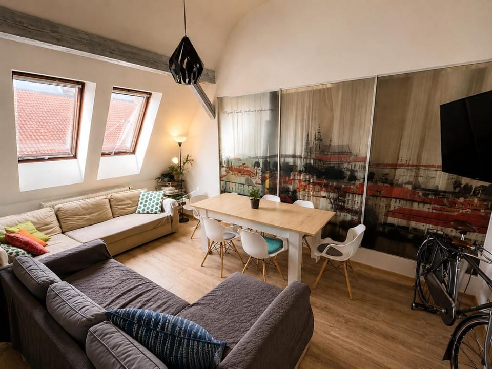 TV and multimedia, Living room, Seating area, Dining area