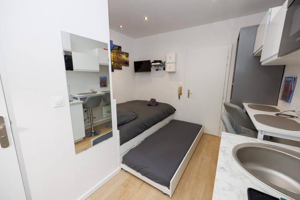 Communal lounge/ TV room, TV and multimedia, Photo of the whole room, Seating area, Dining area, Bedroom