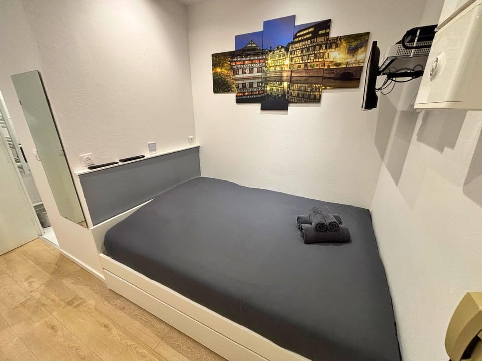 Bed, Photo of the whole room, Bedroom