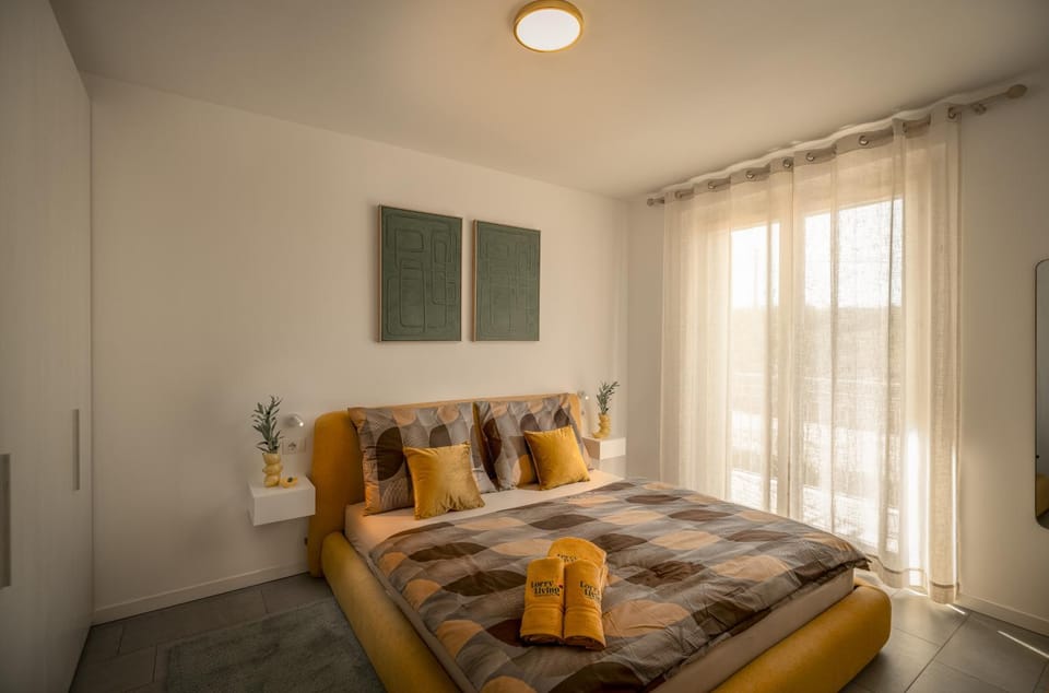 Bed, Photo of the whole room, Bedroom, towels