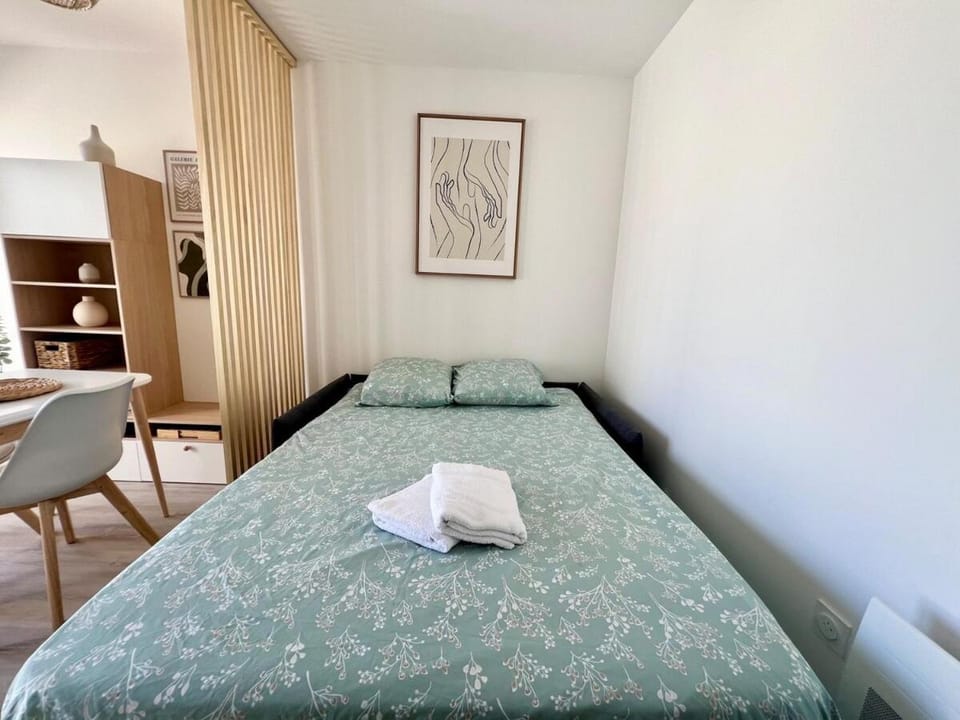 Bed, Photo of the whole room, Bedroom, towels