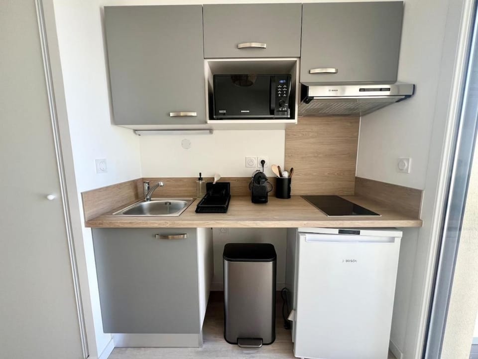 Kitchen or kitchenette, dishwasher, oven, stove