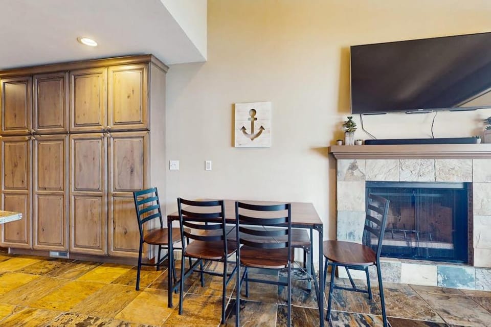 Lake Chelan Shores - Beachfront Splendor 12-5 Apartment in Chelan (In Town)