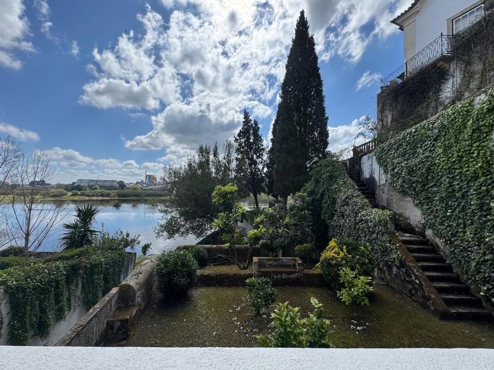 Casa Turquesa Pet-Friendly, Riverfront Home House in Santarém District, Portugal