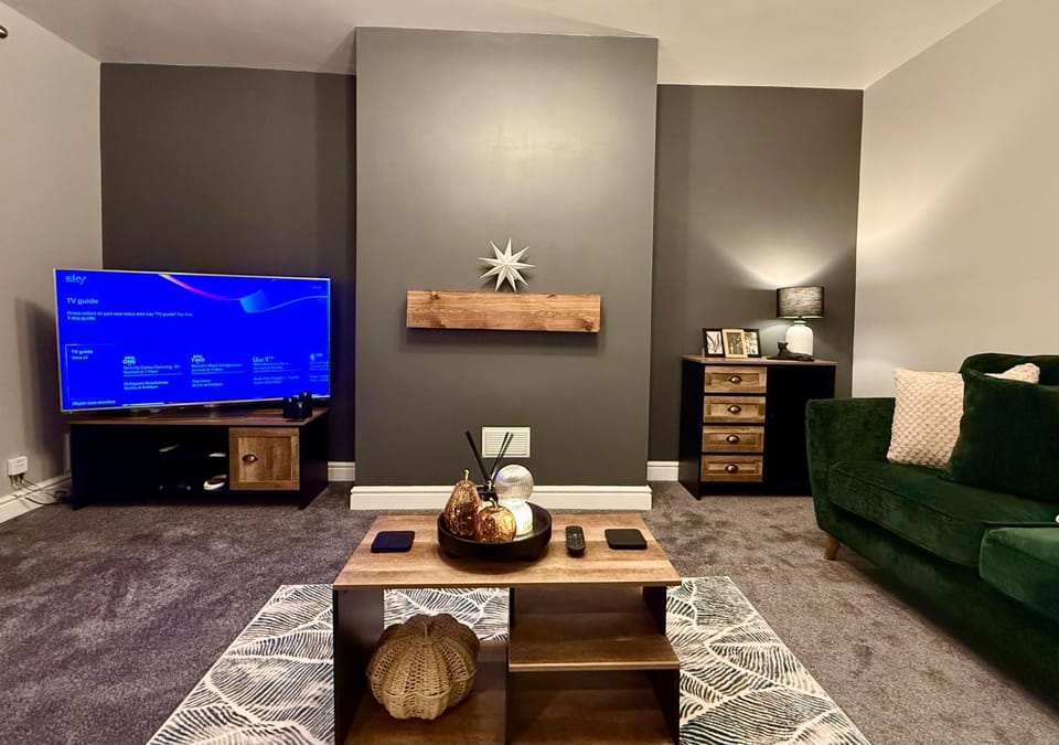 Communal lounge/ TV room, TV and multimedia, Living room, Seating area, Evening entertainment