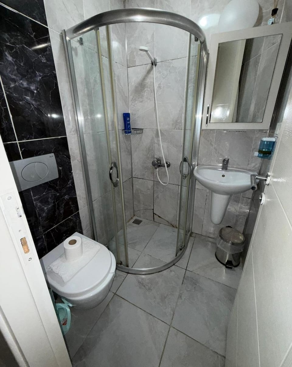 Shower, Toilet, Bathroom, towels