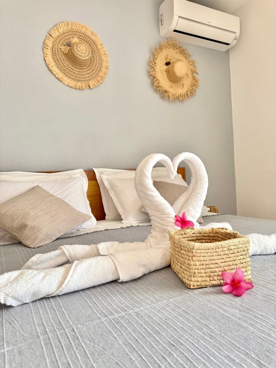 Bed, Bedroom, towels, air conditioner