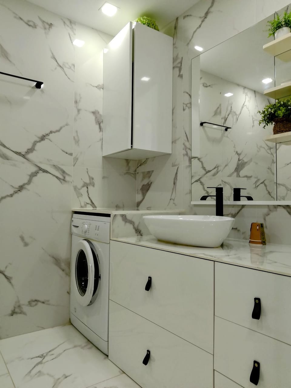 Shower, towels, washing machine