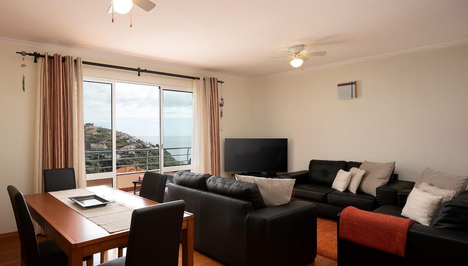 Communal lounge/ TV room, TV and multimedia, Living room, Seating area, Dining area