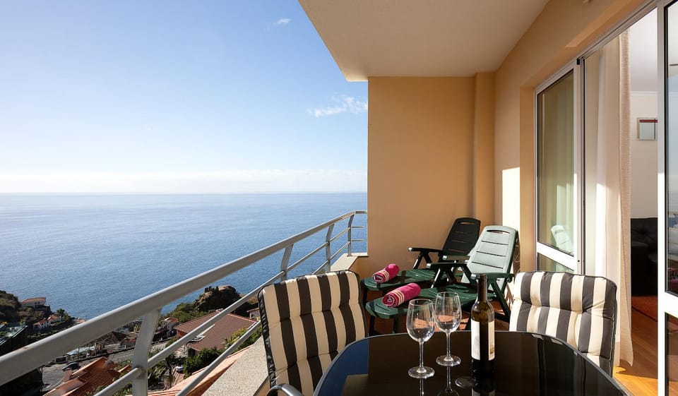 View (from property/room), Balcony/Terrace, Dining area, Sea view