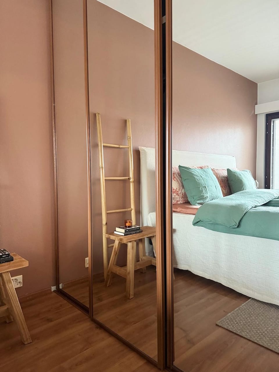 Photo of the whole room, Bedroom, wardrobe