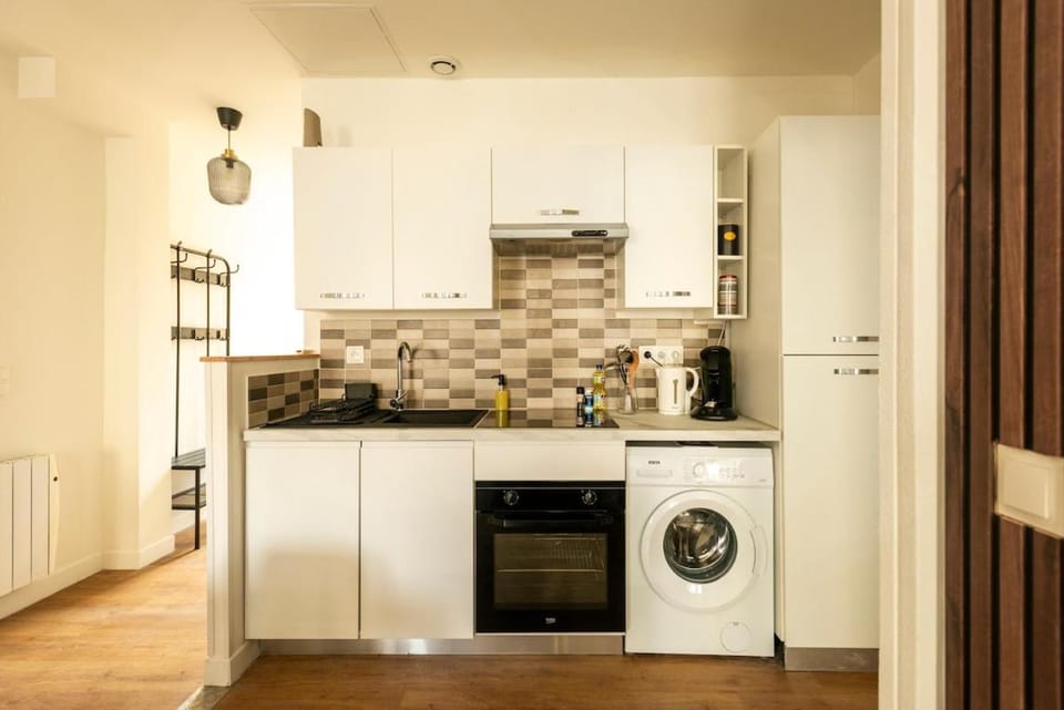 Kitchen or kitchenette, oven, stove