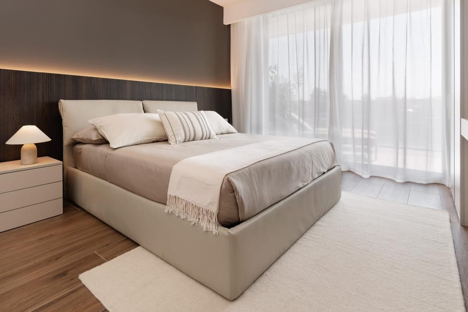 Photo of the whole room, Bedroom