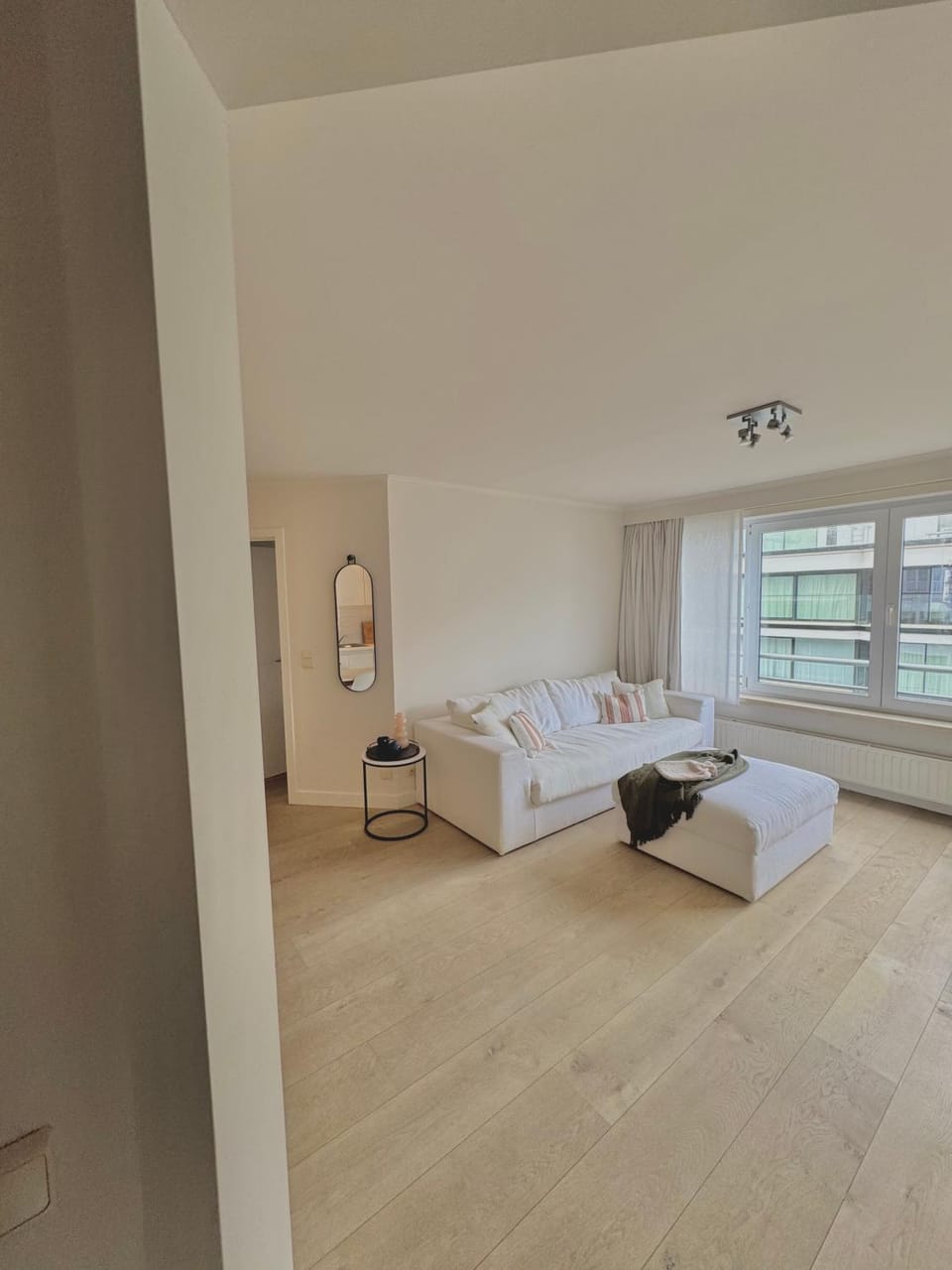 Bed, Seating area