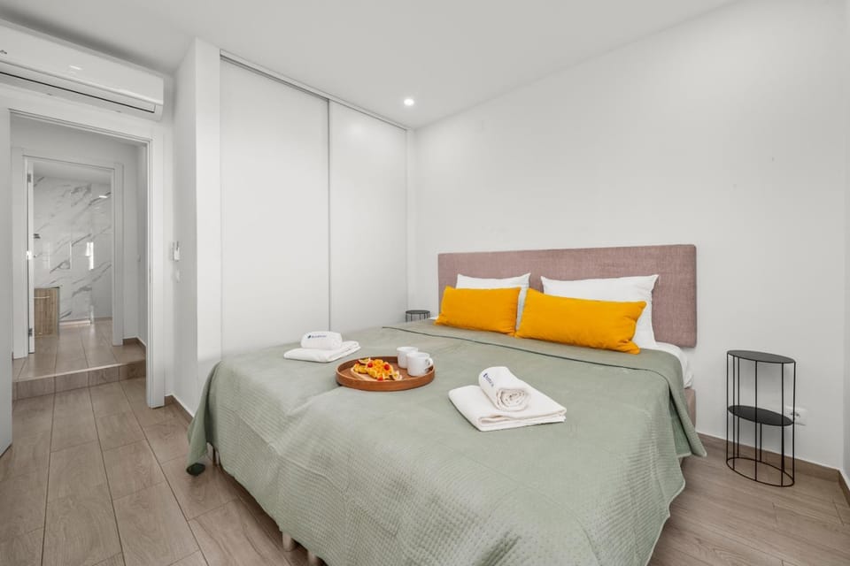 Bed, Bedroom, towels