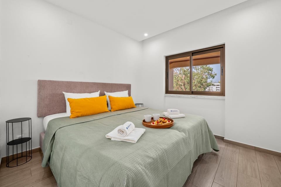 Bed, Bedroom, towels