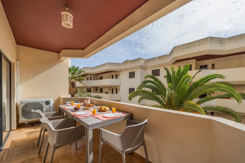 View (from property/room), Balcony/Terrace, Dining area