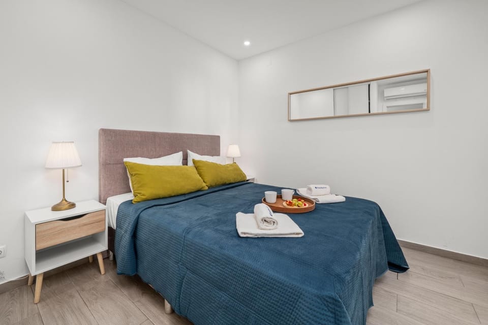 Bed, Bedroom, towels