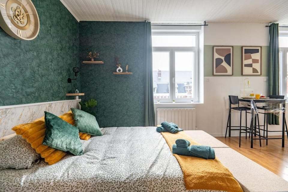 Bed, Living room, Photo of the whole room, Seating area, Dining area, Bedroom, towels