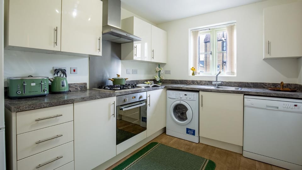 Coffee/tea facilities, dishwasher, oven, stove, toaster, washing machine, kitchen
