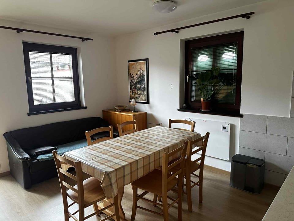 Kitchen or kitchenette, Living room, Seating area, Dining area