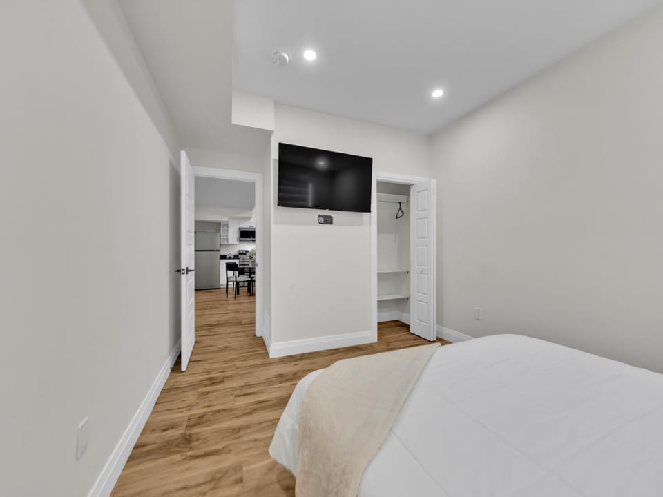 Bed, TV and multimedia, Photo of the whole room, Bedroom