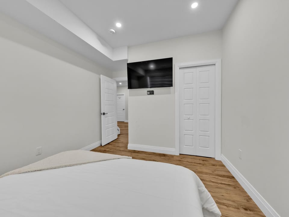 Bed, TV and multimedia, Photo of the whole room, Bedroom