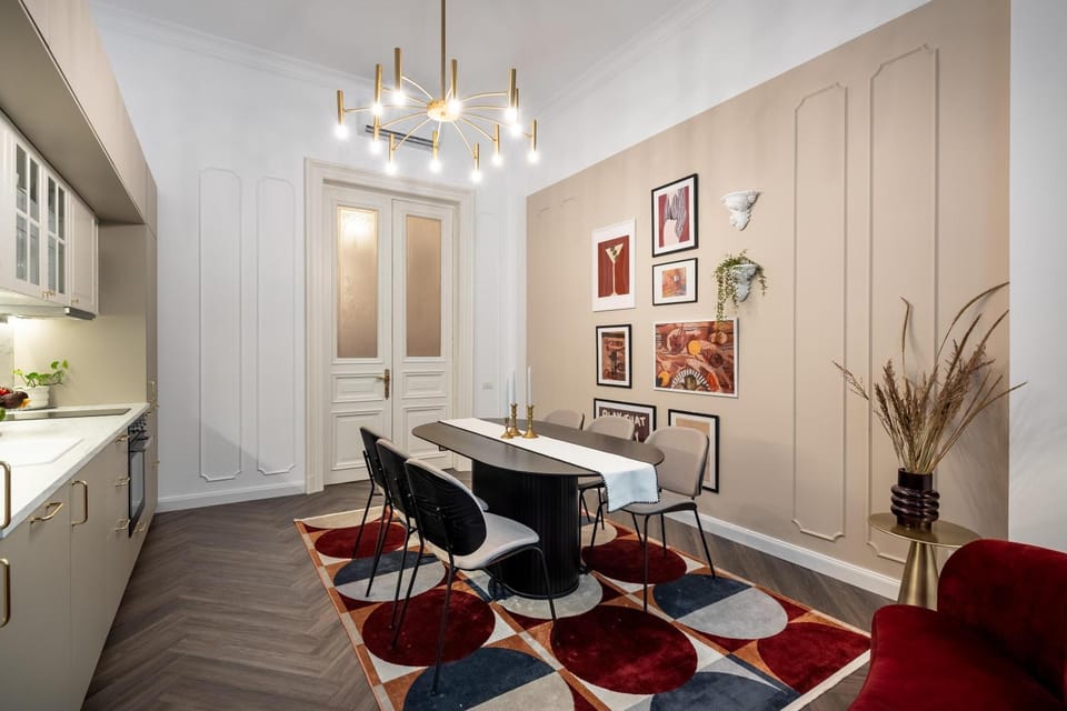 Kitchen or kitchenette, Seating area, Dining area