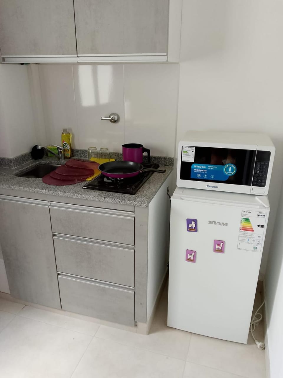 Kitchen or kitchenette, minibar, stove