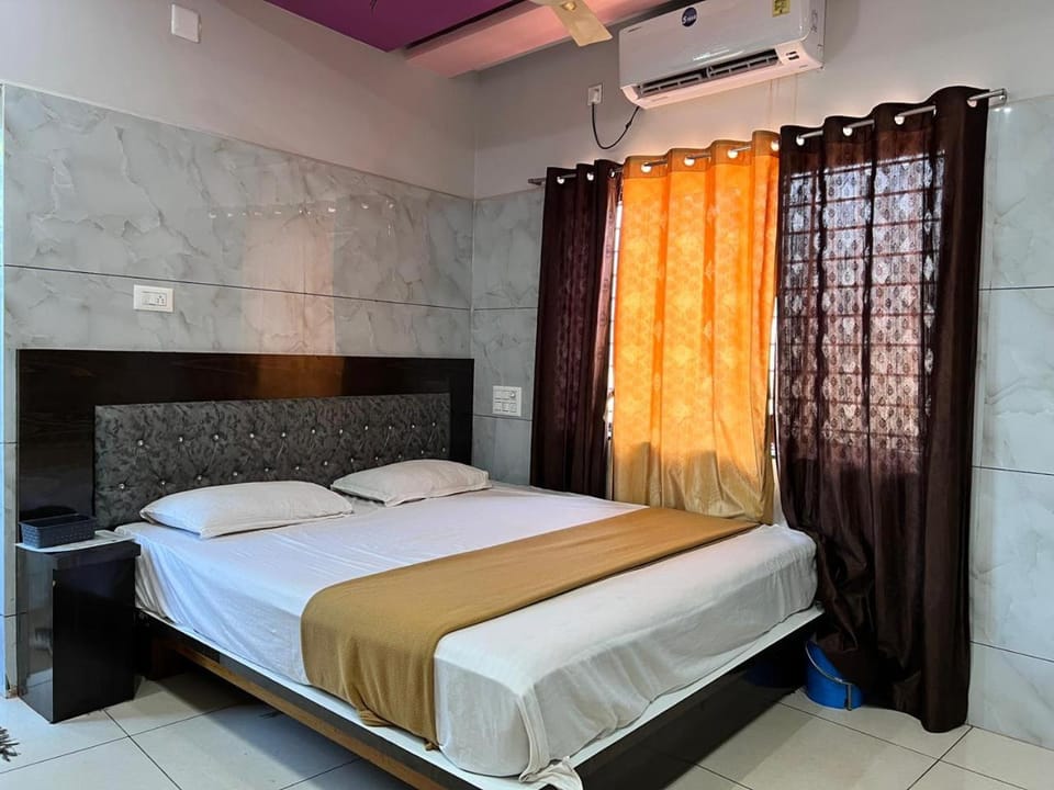 Bed, Photo of the whole room, Bedroom, air conditioner