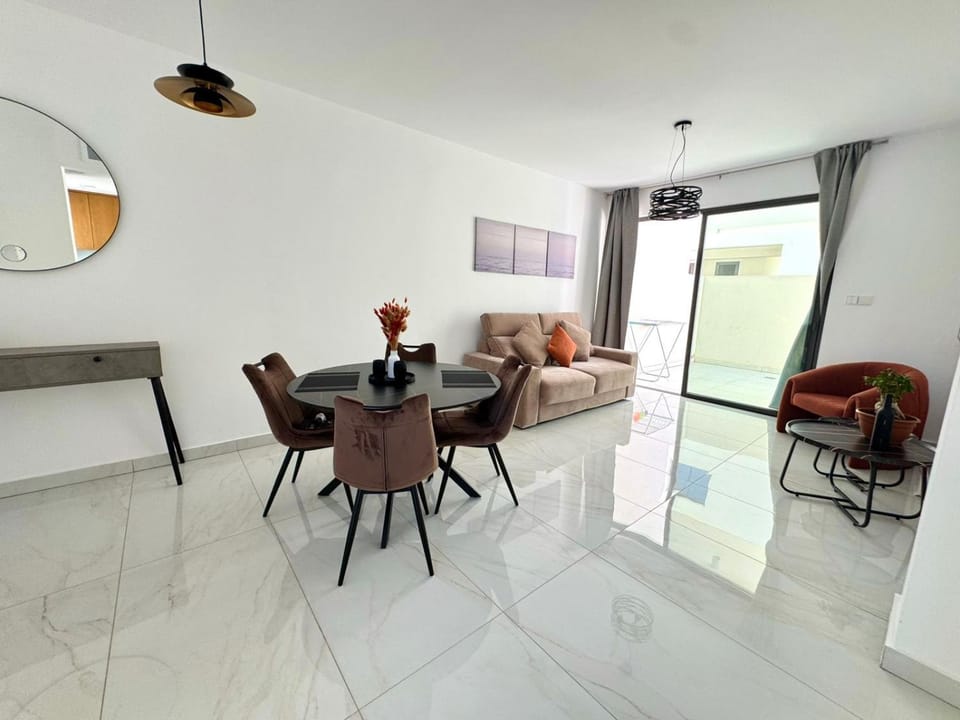 Living room, Seating area, Dining area
