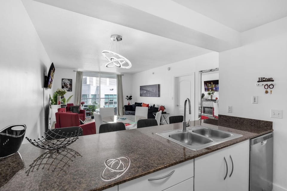 Luxury 1 Bedroom Penthouse, Bay & City Views and 1 Free Parking Apartment in Brickell