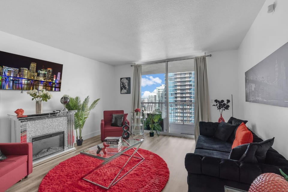 Luxury 1 Bedroom Penthouse, Bay & City Views and 1 Free Parking Apartment in Brickell