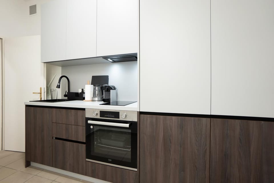 Coffee/tea facilities, Kitchen or kitchenette, oven, stove