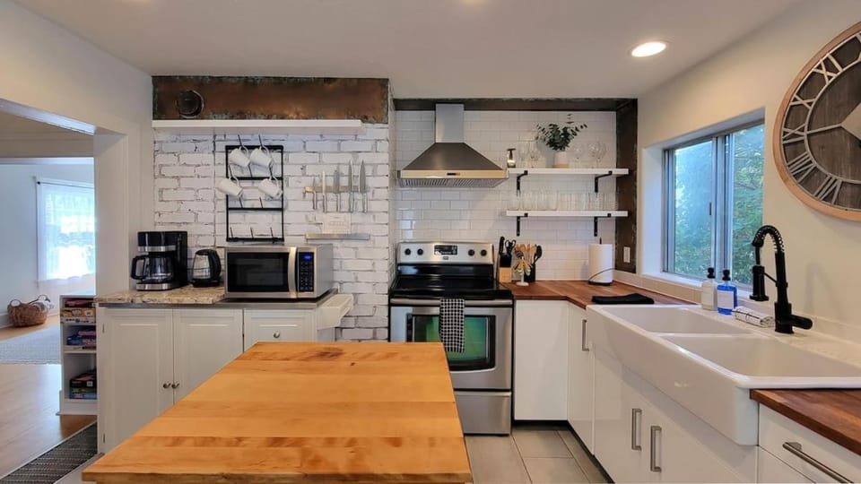 Coffee/tea facilities, Kitchen or kitchenette, dishwasher, microwave, oven, pet friendly, stove, toaster