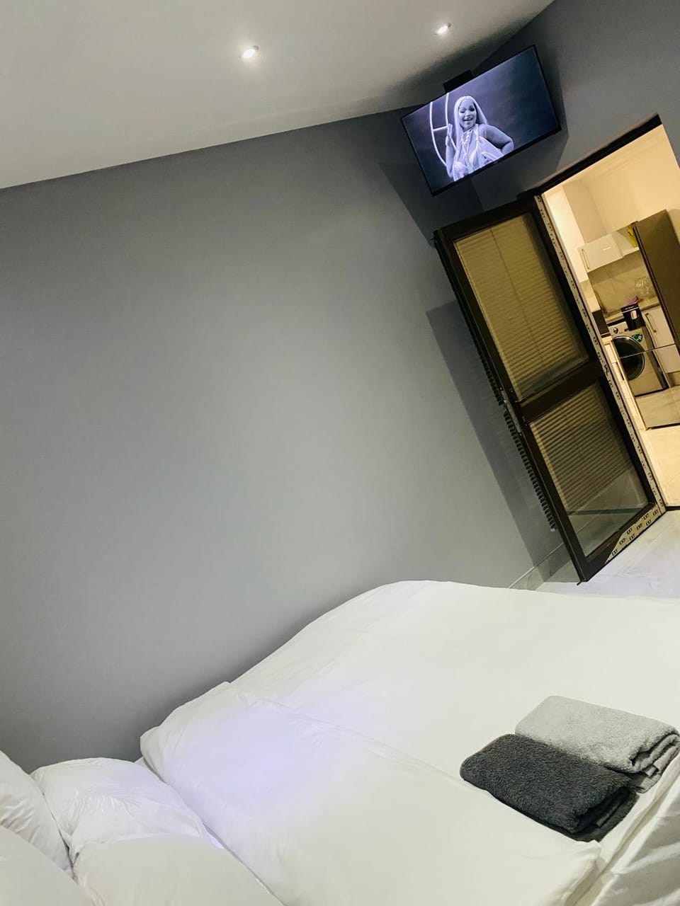 Bed, TV and multimedia, Photo of the whole room, Bedroom