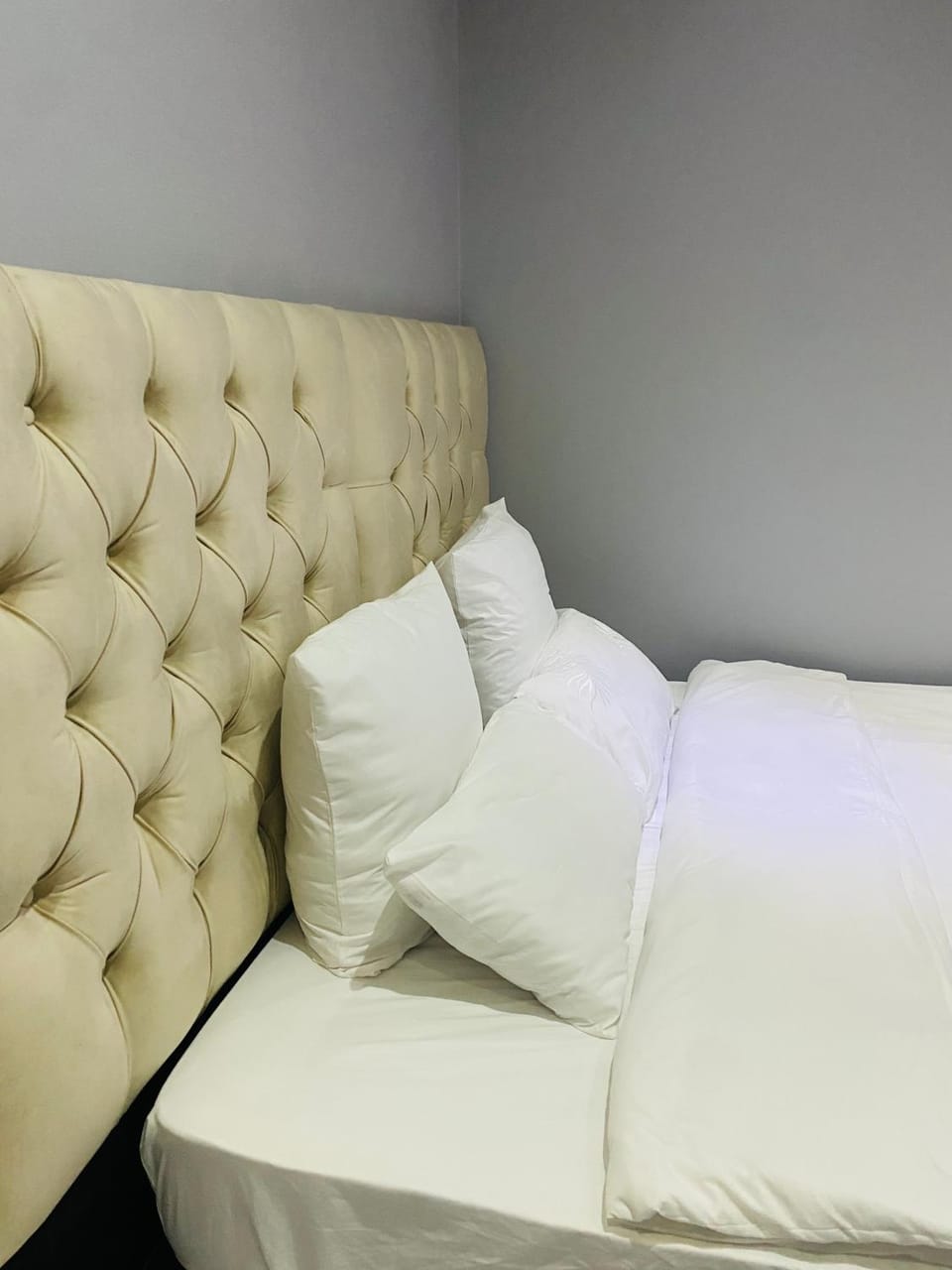 Bed, Photo of the whole room, Bedroom, group of guests, Family