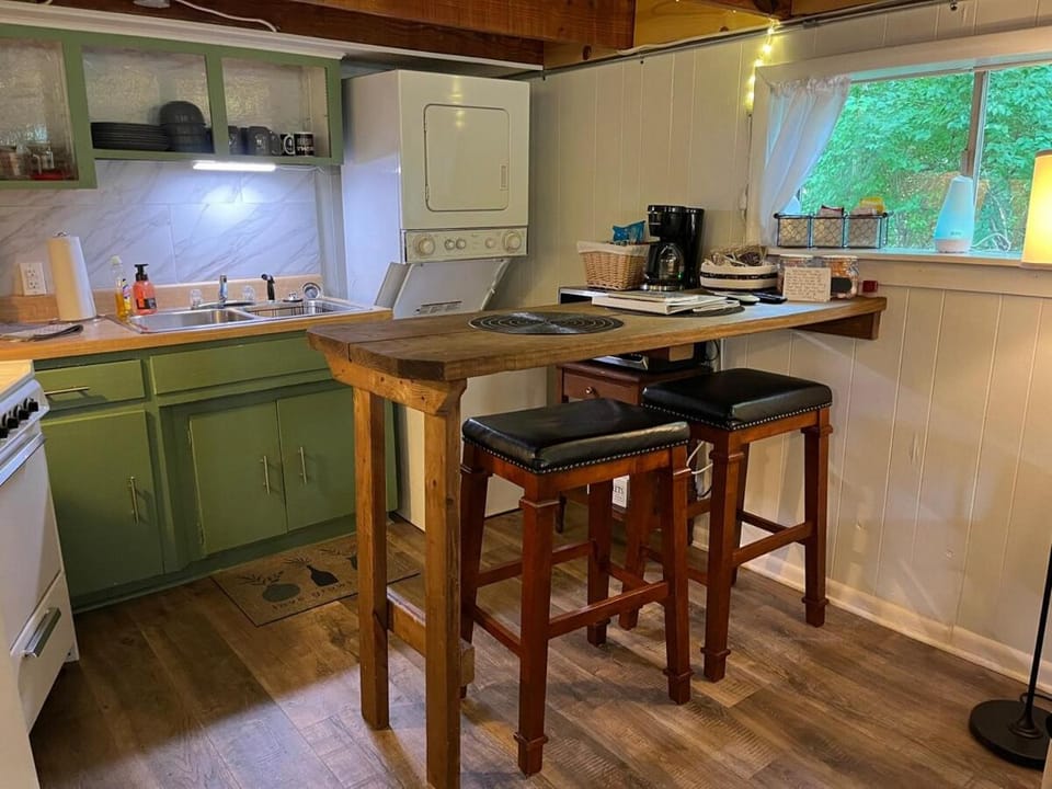 Kitchen or kitchenette, Dining area, oven, stove
