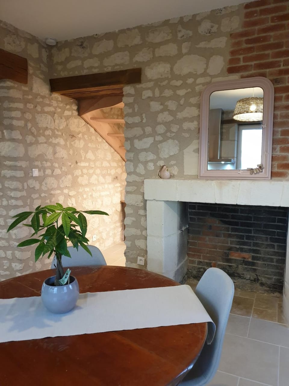 La Petite Loge des Vignes Private Jacuzzi House in Centre-Val de Loire