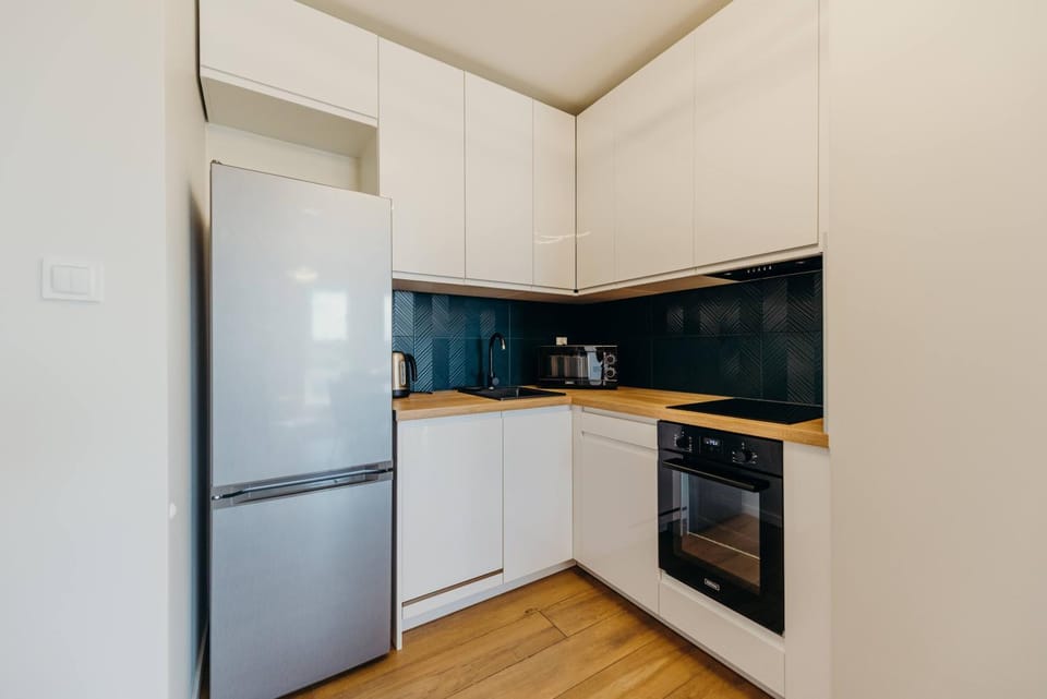 Kitchen or kitchenette, dishwasher, stove